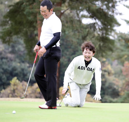 球団納会ゴルフで、パットが決まらず苦笑いで倒れ込む源田（右）。手前は佐藤コーチ（撮影・浅見桂子）