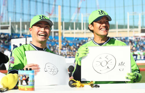 お互いが描いたアンパンマンの絵に爆笑するヤクルトの青木（左）と坂口（撮影・足立雅史）