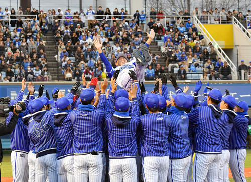 引退セレモニーで胴上げされるDeNA田中（撮影・滝沢徹郎）