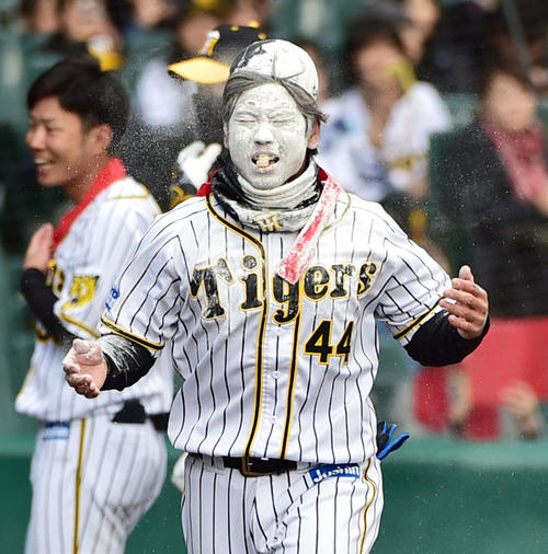 阪神ファン感謝デー　スピードゴルフ対決でボールを打つ前に先に進むためのあめ玉を取りで顔を真っ白にする梅野（撮影・清水貴仁）