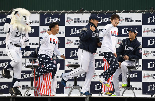 ファン感謝デーで、メジャー挑戦する西武菊池（中央）を巻き込みながら「U．S．A．」を披露する野田（左）と源田（右から2人目）（撮影・鈴木みどり）