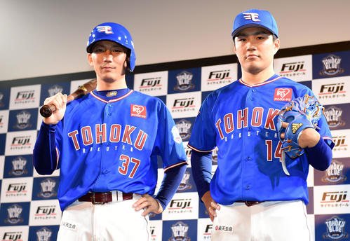 2019シーズンスペシャルユニホームを着用し笑顔を披露する楽天嶋（左）と則本昂（撮影・横山健太）