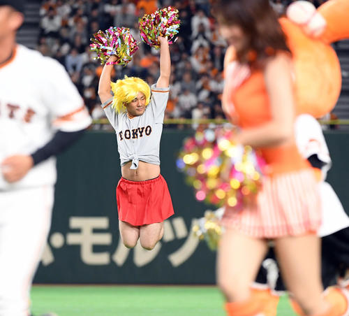ヴィーナスに混じりダンスを披露する吉川大（撮影・たえ見朱実）