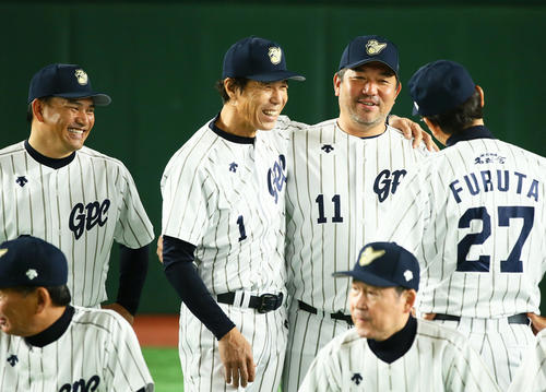 試合前、談笑する、左からロッテ井口監督、秋山氏、野茂氏、古田氏(撮影・足立雅史)