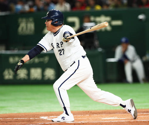 全セ対全パ 3回裏全セ右中間への安打を放つ山本浩氏(撮影・足立雅史)