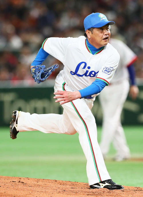 全セ対全パ 力投する全パのソフトバンク工藤監督(撮影・足立雅史)
