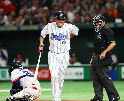 全セ対全パ 3回表全パ無死、死球を受ける内川(撮影・足立雅史)