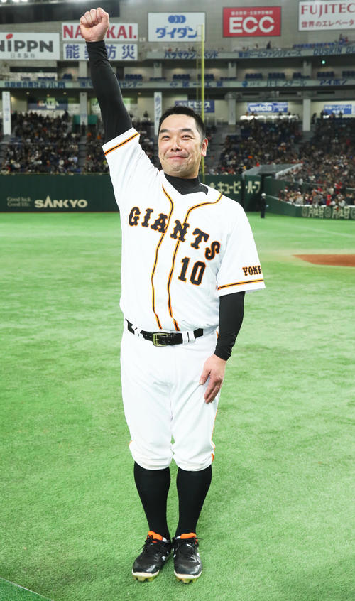 全セ対全パ お立ち台の前で大きくガッツポーズする全セの巨人阿部(撮影・足立雅史)