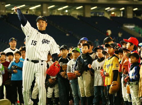 子どもたちに投球指導をする黒田氏(撮影・足立雅史)