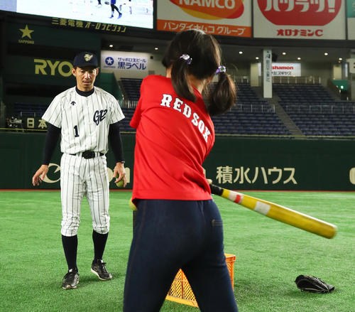 試合前の野球教室で打撃指導をする阪神鳥谷(撮影・足立雅史)