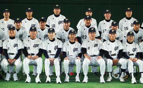 試合前、記念撮影を行う王氏(前列中央)ら名球会メンバー(撮影・足立雅史)
