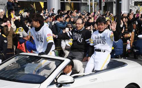 パレードするソフトバンクの、左から柳田、王貞治球団会長、工藤監督(撮影・今浪浩三)