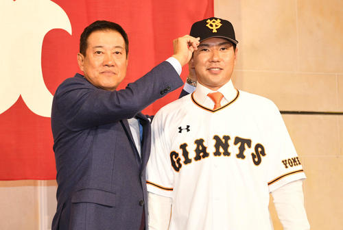 巨人炭谷が入団会見 背番27「死にものぐるいで」 - プロ野球 : 日刊