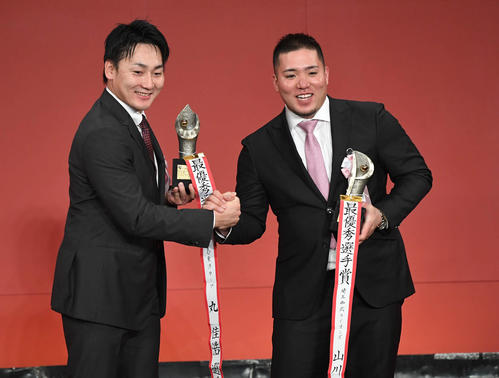 MVPに選ばれた広島丸(左)と西武山川は握手する(撮影・山崎安昭)