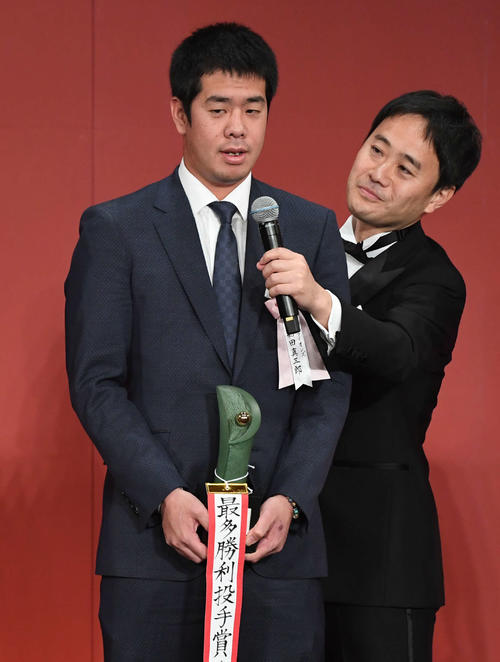 パ・リーグ最多勝利投手賞の西武多和田（左）は喜びを語る（撮影・山崎安昭）