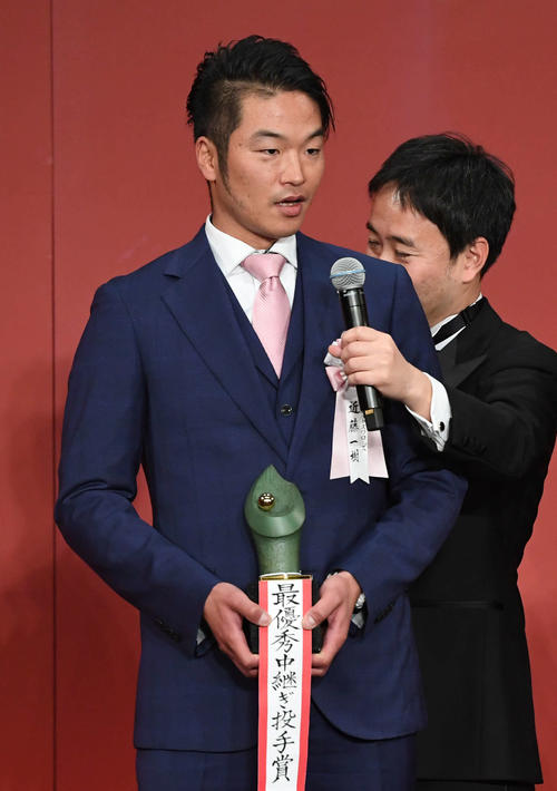 セ・リーグ最優秀中継ぎ投手賞のヤクルト近藤(左)は喜びを語る(撮影・山崎安昭)