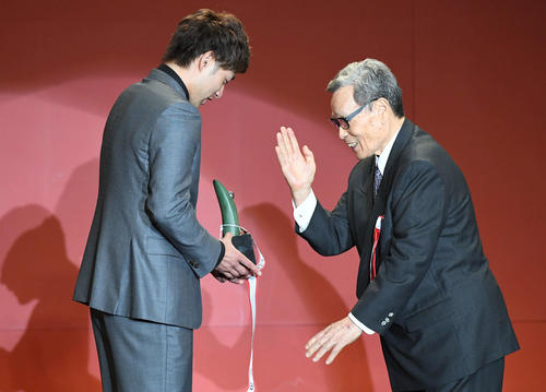 パ・リーグ最高出塁率打者賞のソフトバンク柳田(左)はトロフィーを受け取った後で中西氏に謝られる(撮影・山崎安昭)