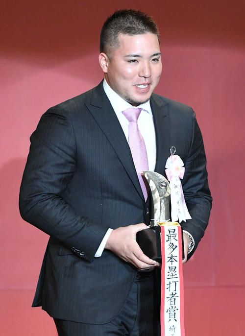 パ・リーグ最多本塁打者賞の西武山川はトロフィーを手にする(撮影・山崎安昭)