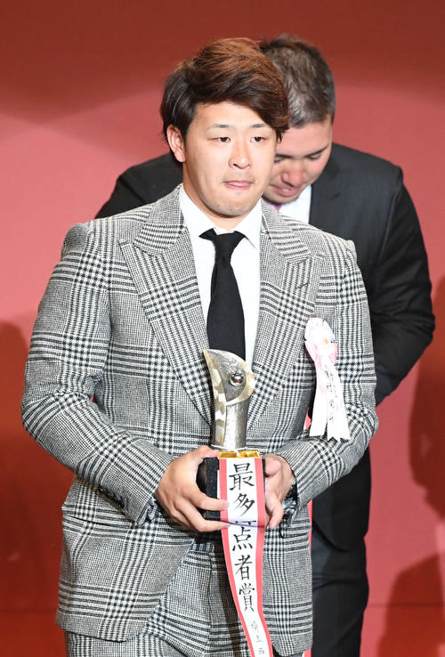 パ・リーグ最多打点賞の西武浅村はトロフィーを手にする(撮影・山崎安昭)