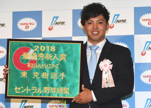 セ・リーグ新人王のDeNA東は笑顔を見せる(撮影・山崎安昭)