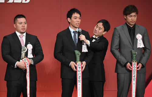 パ・リーグ最多安打賞の西武秋山（左から2人目）は喜びを語る。左は山川、右はソフトバンク柳田（撮影・山崎安昭）