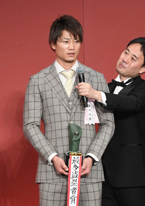 パ・リーグ最多盗塁賞の日本ハム西川(左)は喜びを語る(撮影・山崎安昭)