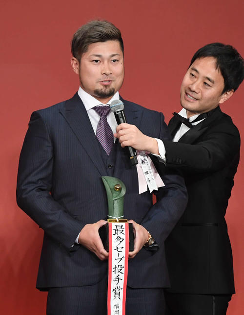 パ・リーグ最多セーブ投手賞のソフトバンク森(左)は喜びを語る(撮影・山崎安昭)