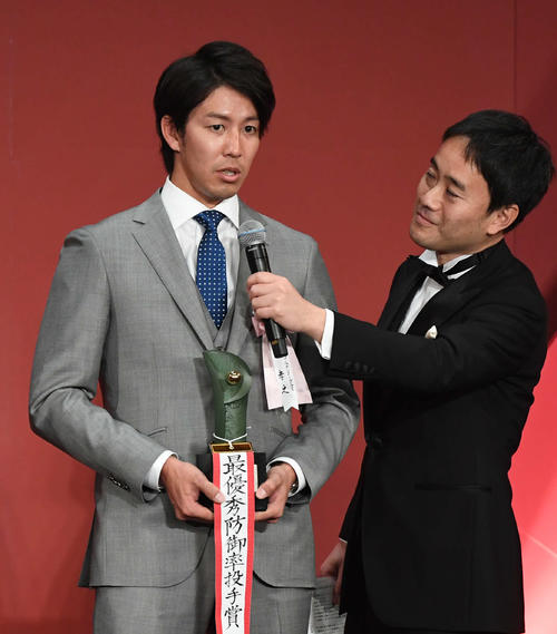 パ・リーグ最優秀防御率投手賞の楽天岸(左)は喜びを語る(撮影・山崎安昭)