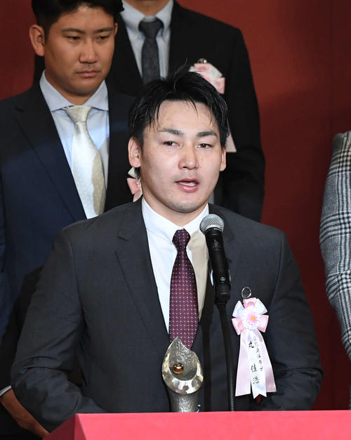 MVPに選ばれた広島丸は喜びを語る。後方は巨人菅野(撮影・山崎安昭)