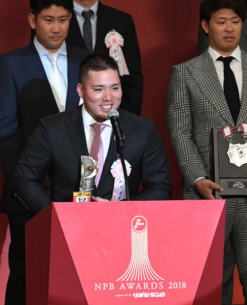 MVPに選ばれた西武山川(中央)は喜びを語る。左は巨人菅野、右は西武浅村(撮影・山崎安昭)