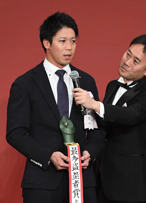 セ・リーグ最多盗塁賞の喜びを語るヤクルト山田哲(左)(撮影・山崎安昭)