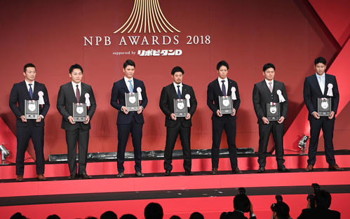 登壇したセ・リーグのベストナイン。左から広島鈴木、丸、巨人坂本勇、DeNA宮崎、ヤクルト山田、広島会沢、巨人菅野(撮影・山崎安昭)