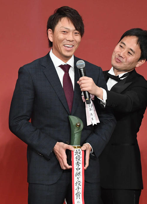 パ・リーグ最優秀中継ぎ投手賞の日本ハム宮西(左)は喜びを語る(撮影・山崎安昭)