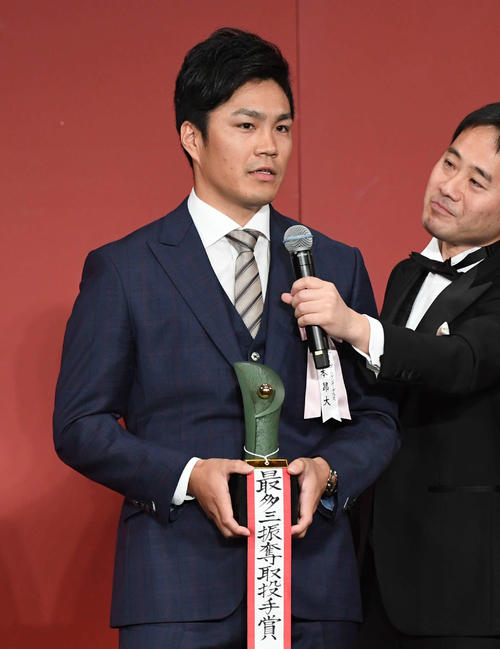 パ・リーグ最多三振奪取投手賞の楽天則本(左)は喜びを語る(撮影・山崎安昭)