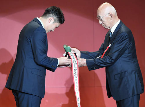 セ・リーグ最優秀防御率投手賞の菅野(左)は杉下茂氏からトロフィーを受け取る(撮影・山崎安昭)