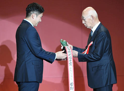 セ・リーグ最多勝利投手賞の巨人菅野(左)は杉下茂氏からトロフィーを受け取る(撮影・山崎安昭)