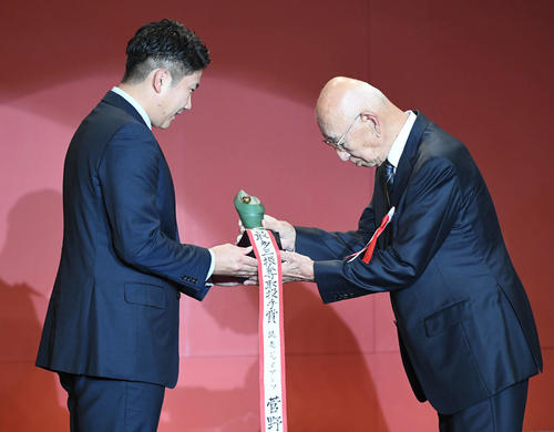 セ・リーグ最多三振奪取投手賞の巨人菅野(左)は杉下茂氏からトロフィーを受け取る(撮影・山崎安昭)