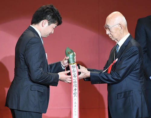 セ・リーグ勝率第1位投手賞の広島大瀬良(左)は杉下茂氏からトロフィーを受け取る(撮影・山崎安昭)