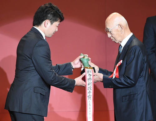 セ・リーグ最多勝利投手賞の広島大瀬良(左)は杉下茂氏からトロフィーを受け取る(撮影・山崎安昭)