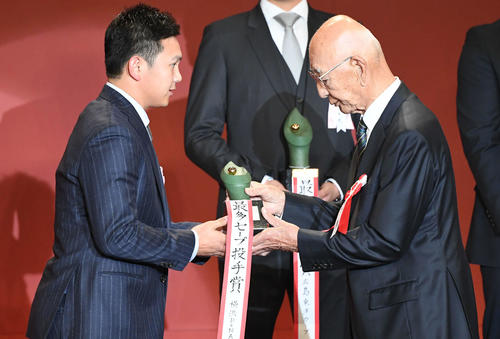 DeNA山崎康晃セーブ王！色紙に刻んだ目標達成 - プロ野球 : 日刊