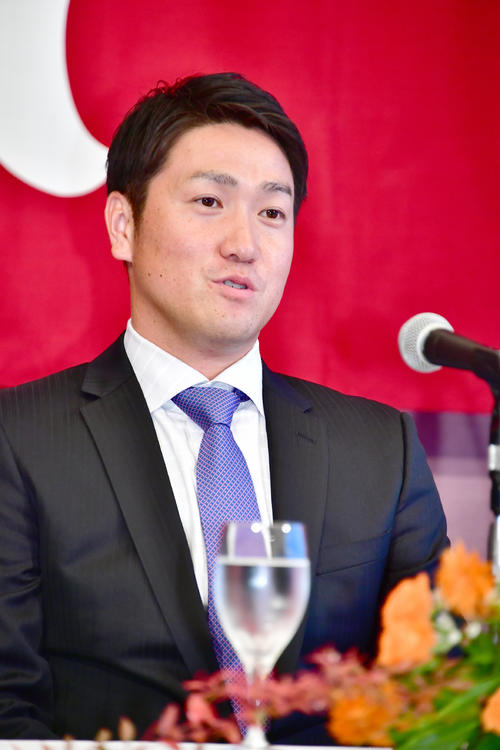 引退会見に臨んだ巨人山口鉄也