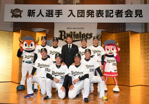 オリックス新入団選手発表でポーズを決める前列左から荒西祐大、太田椋、頓宮裕真、富山凌雅(後列左から)中川圭太、宜保翔、西村徳文監督、左沢優、漆原大晟ら(撮影・渦原淳)