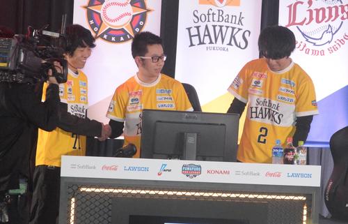 ファイナルステージ進出を決めて喜ぶソフトバンクの選手たち。左からtell、さんらいく、ケーバック（撮影・鈴木正章）