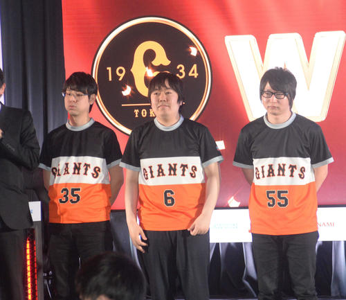 ファイナルステージ進出を決めた巨人の選手たち。左からてぃーの、ころころ、たいじ（撮影・鈴木正章）