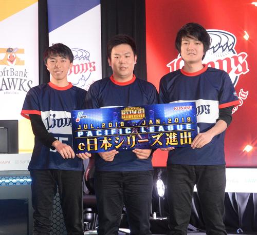 e日本シリーズ進出を決めた西武の選手たち。左からなてでここ、ミリオン、BOW川（撮影・鈴木正章）