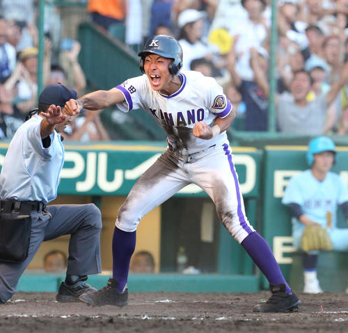 近江戦の９回裏無死満塁、金足農は斉藤のスクイズで同点の生還をした三塁走者の高橋に続き二塁走者の菊地がサヨナラの生還