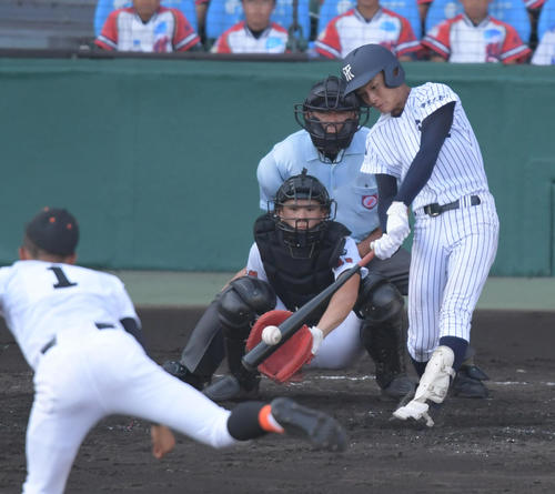 夏の甲子園、益田東戦でバックスクリーンに飛び込む本塁打を放った常葉大菊川・奈良間（8月7日、撮影・清水貴仁）