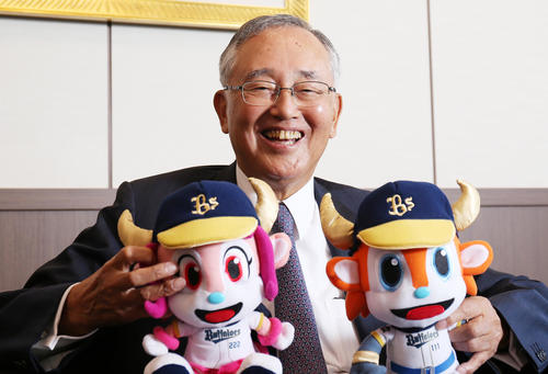 マスコットを手に笑顔を見せるオリックス宮内義彦オーナー