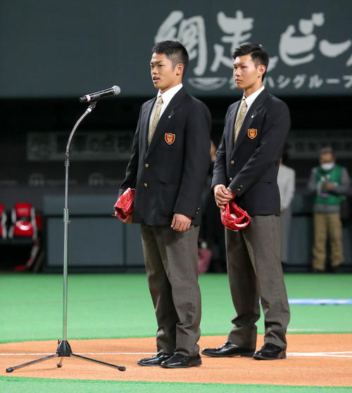 始球式前にあいさつをする中日根尾。右奥はロッテ藤原(撮影・佐藤翔太)