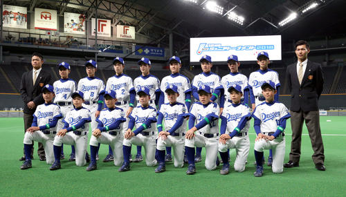 始球式を終え中日ジュニアの選手と記念撮影する中日根尾(左)とロッテ藤原(右)(撮影・佐藤翔太)